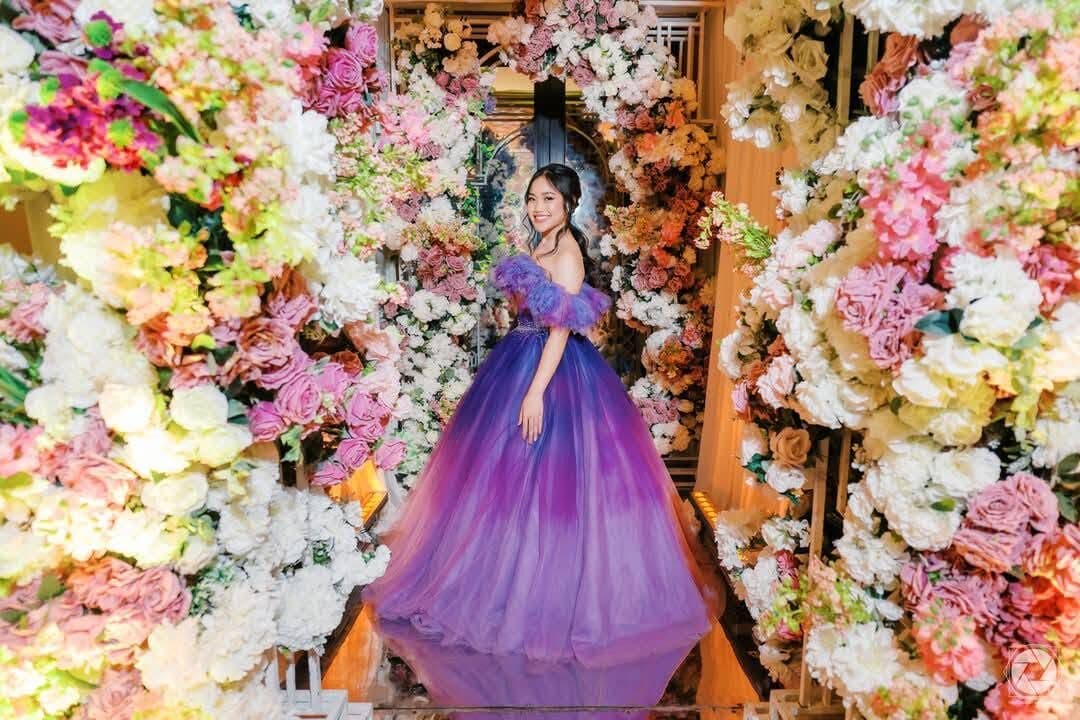 A wall of blooms — Debut styling