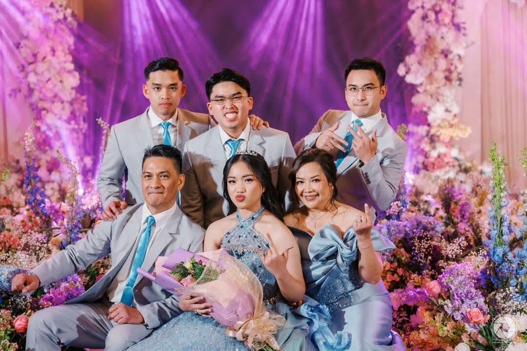 The debutante with her court under violet light