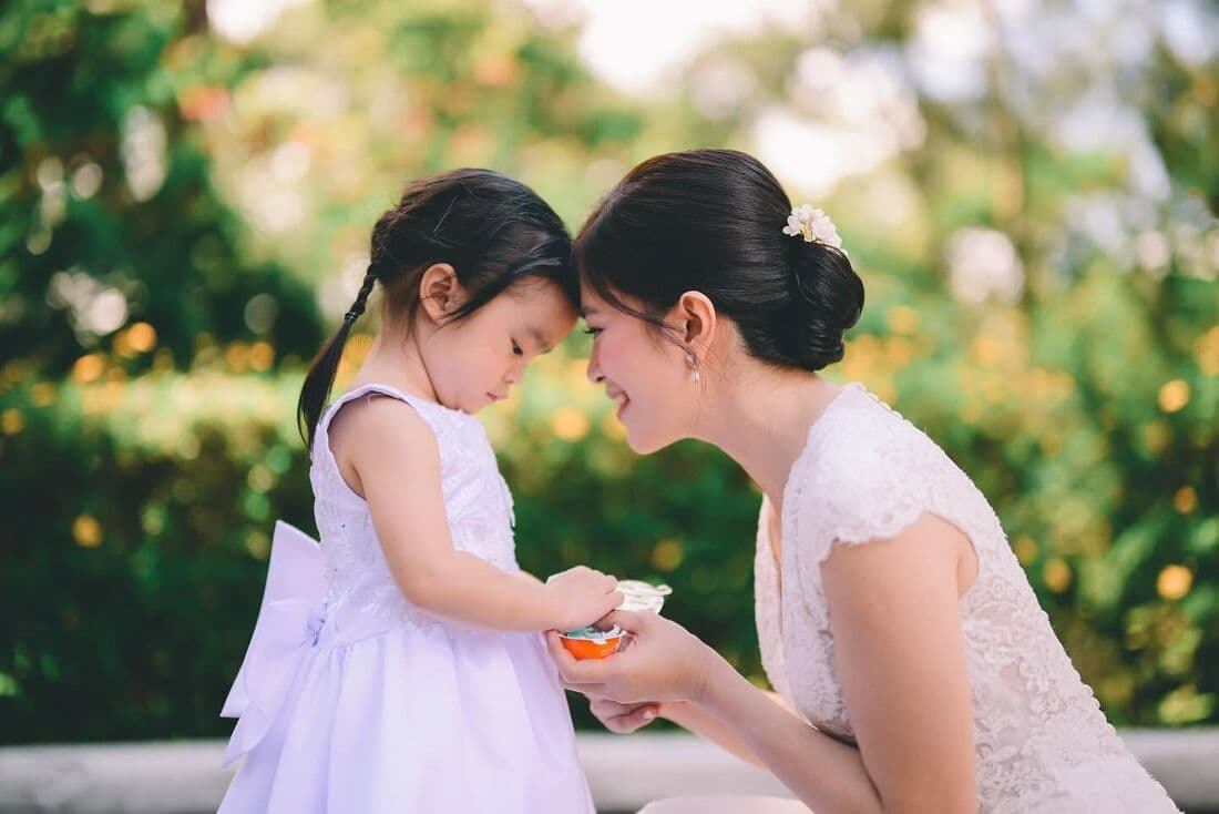 A flower girl with the bride